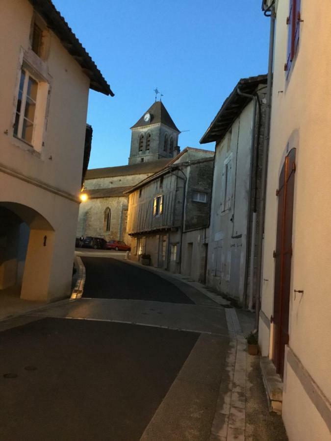 La Vieille Maison Rose Bed & Breakfast Nanteuil-en-Vallee Exterior photo