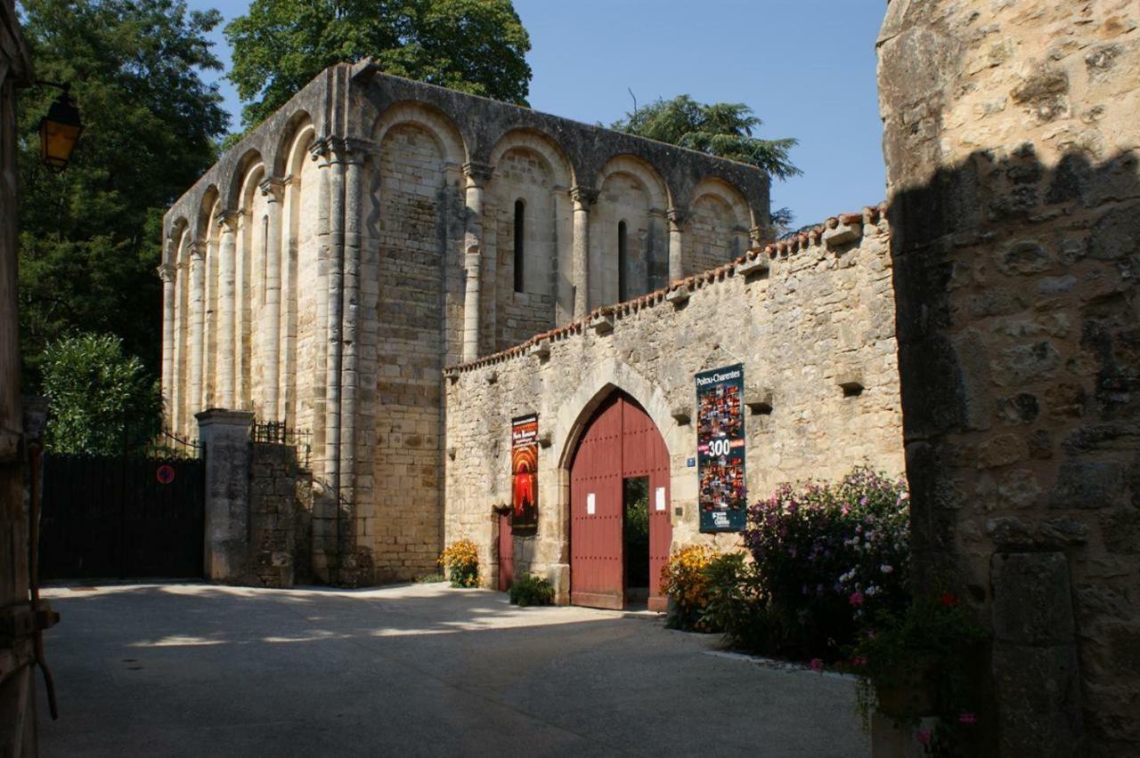 La Vieille Maison Rose Bed & Breakfast Nanteuil-en-Vallee Exterior photo